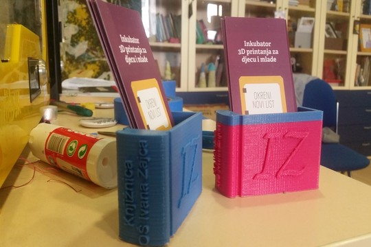Posudica za "bookmarkere" sa znakom škole 