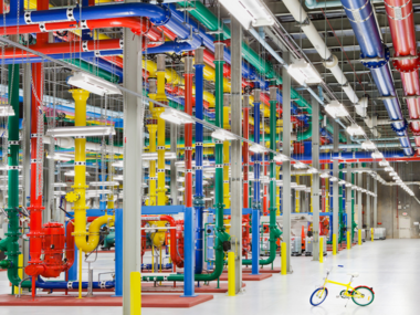 Unutrašnjost Google podatkovnog centra u Google-ovim bojama