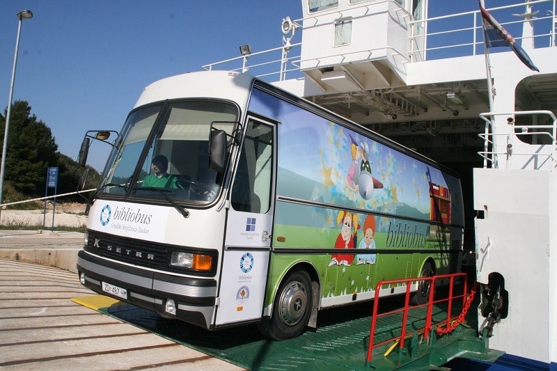 Zadarski bibliobusi: od trajekta za otoke do sela s ovcama ljubav je jedna - uživanje u dobroj knjizi!