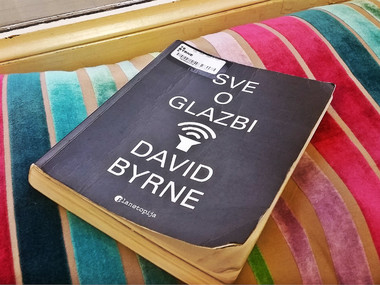 "Sve o glazbi" Davida Byrnea: prigodan i nužan naslov pri istraživanju nebrojenih glazbenih svjetova