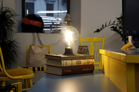 [Foto tutorial] Izradi lampu od odbačenih knjiga!